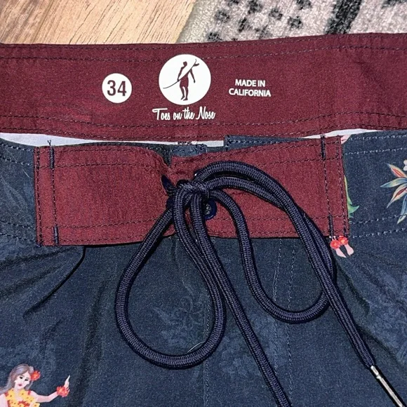 Men’s near new Toes on the Nose Hula girl board shorts. Size 34” W. - Picture 2 of 4